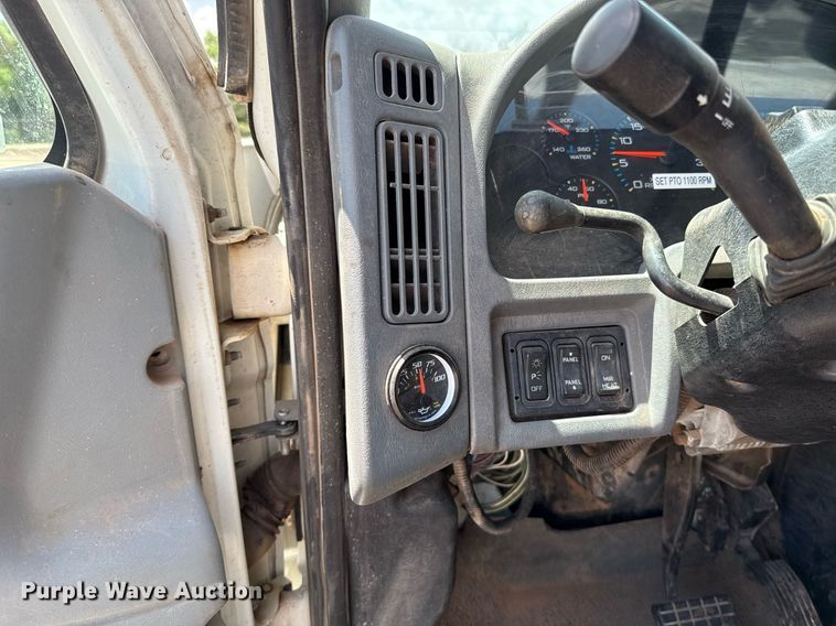 image for item EJ4674 2004 International 4300 truck cab and chassis