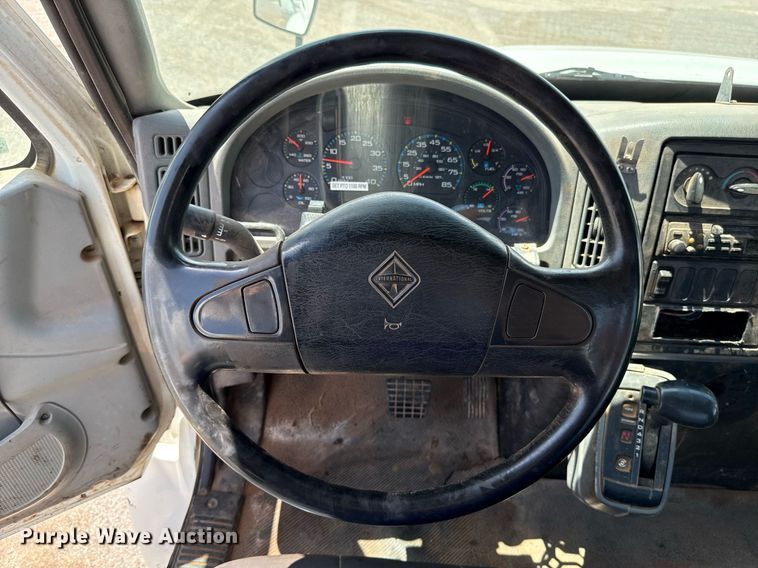 image for item EJ4674 2004 International 4300 truck cab and chassis