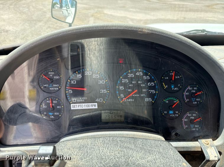 image for item EJ4674 2004 International 4300 truck cab and chassis