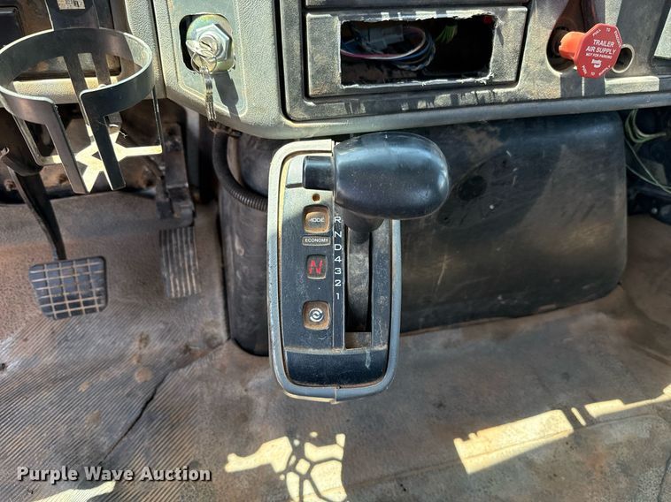 image for item EJ4674 2004 International 4300 truck cab and chassis