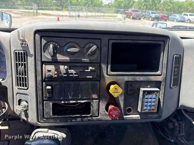 image for item EJ4674 2004 International 4300 truck cab and chassis