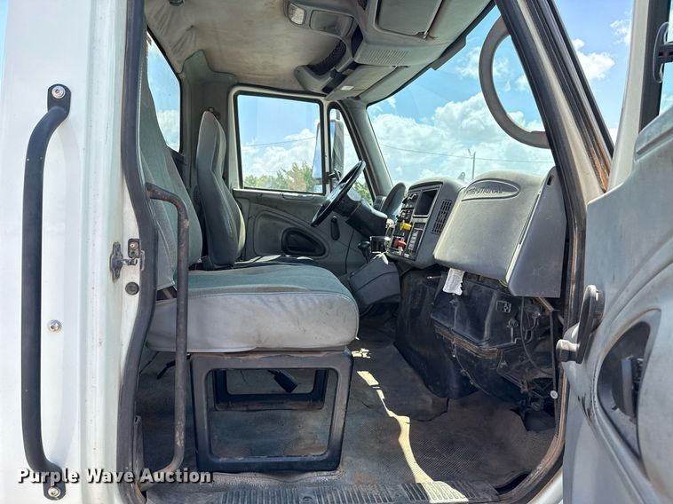 image for item EJ4674 2004 International 4300 truck cab and chassis
