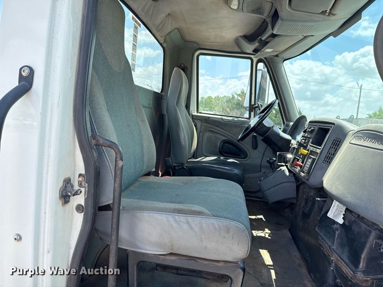 image for item EJ4674 2004 International 4300 truck cab and chassis