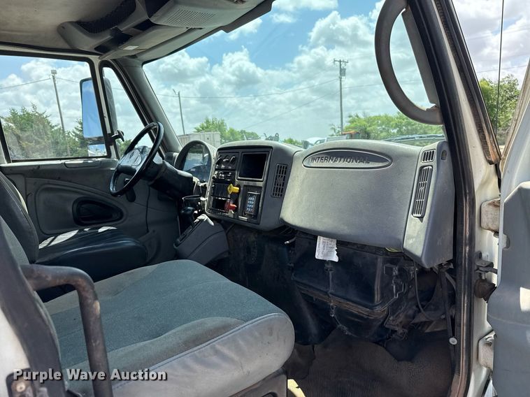 image for item EJ4674 2004 International 4300 truck cab and chassis