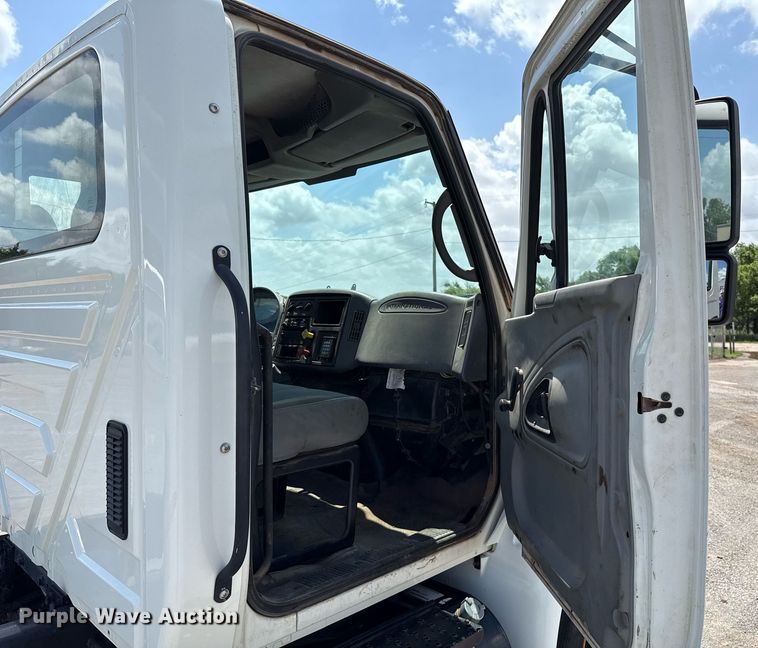 image for item EJ4674 2004 International 4300 truck cab and chassis