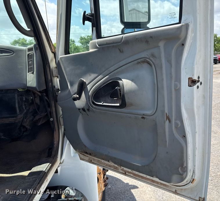 image for item EJ4674 2004 International 4300 truck cab and chassis