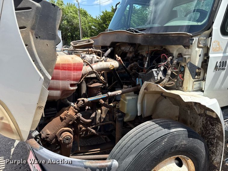 image for item EJ4674 2004 International 4300 truck cab and chassis