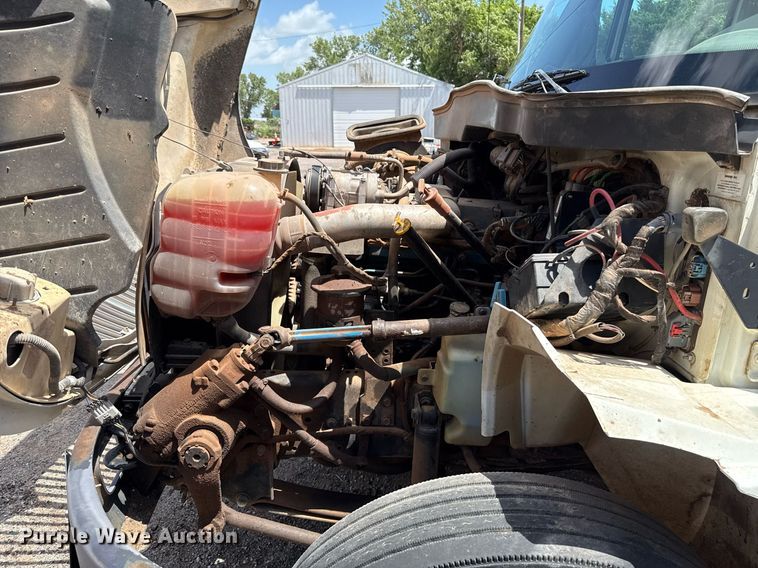 image for item EJ4674 2004 International 4300 truck cab and chassis