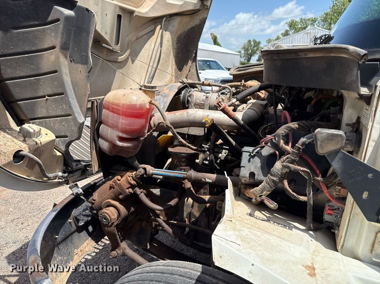 image for item EJ4674 2004 International 4300 truck cab and chassis