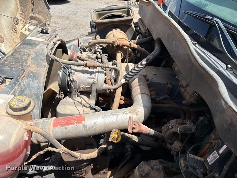 image for item EJ4674 2004 International 4300 truck cab and chassis