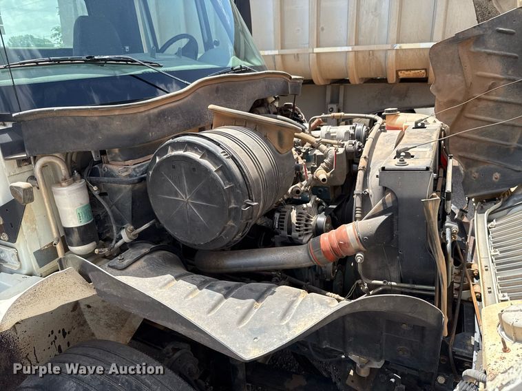 image for item EJ4674 2004 International 4300 truck cab and chassis