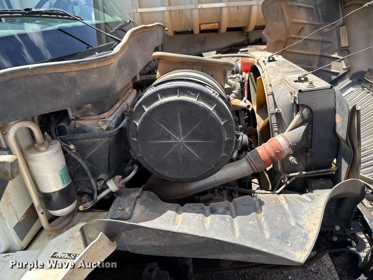 image for item EJ4674 2004 International 4300 truck cab and chassis