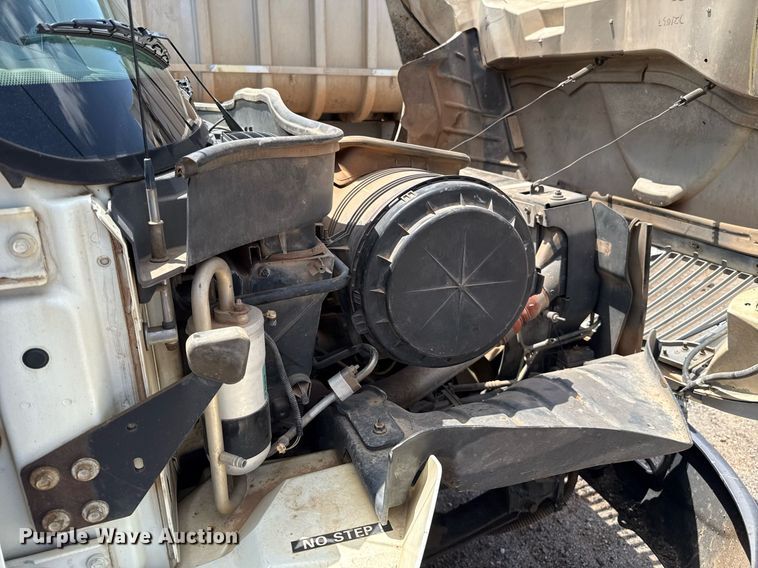 image for item EJ4674 2004 International 4300 truck cab and chassis