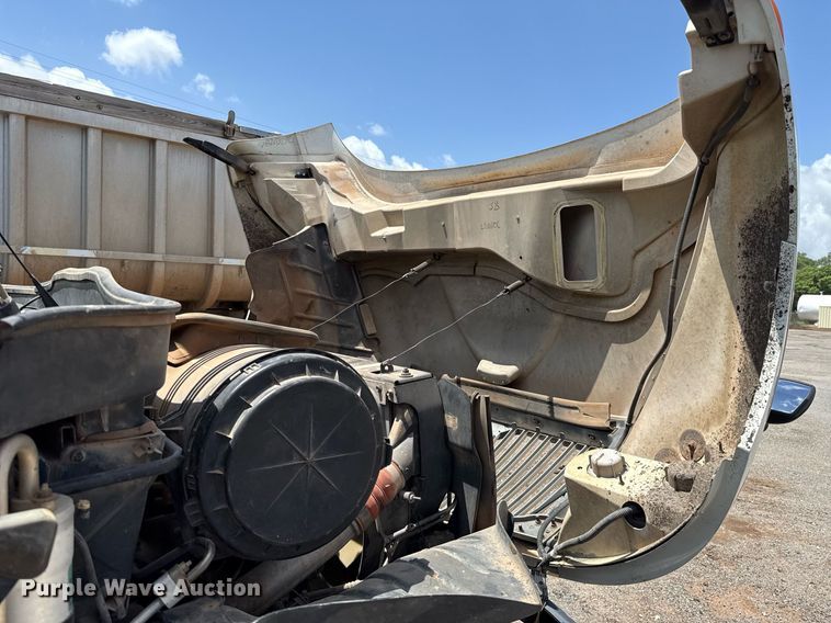 image for item EJ4674 2004 International 4300 truck cab and chassis