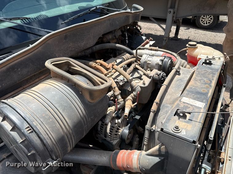 image for item EJ4674 2004 International 4300 truck cab and chassis