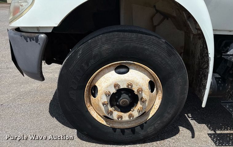 image for item EJ4674 2004 International 4300 truck cab and chassis