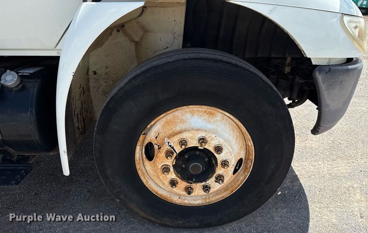 image for item EJ4674 2004 International 4300 truck cab and chassis