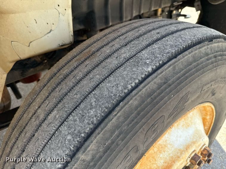 image for item EJ4674 2004 International 4300 truck cab and chassis