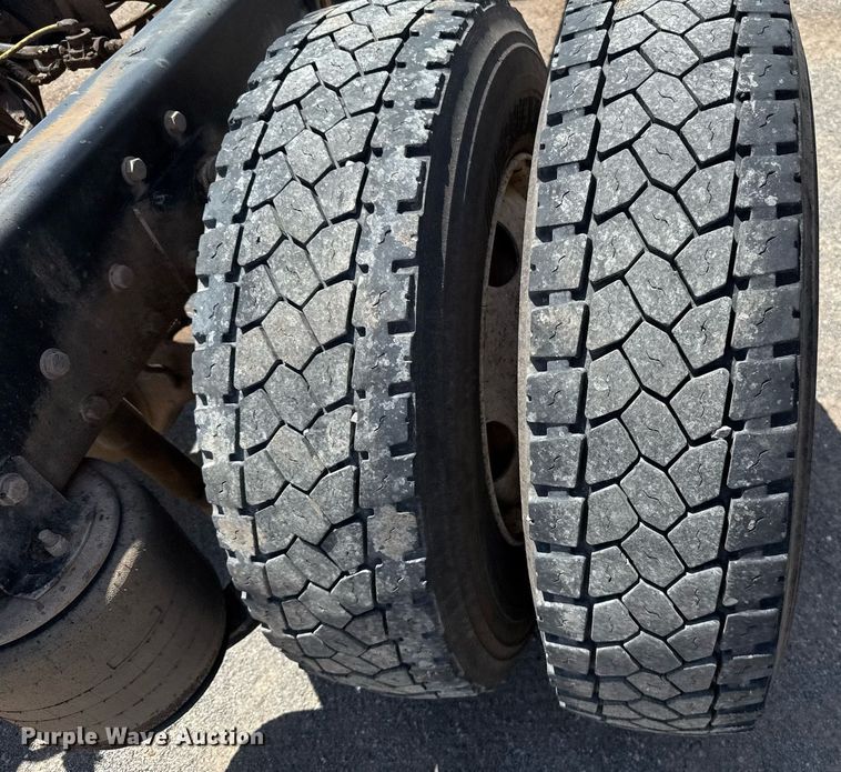 image for item EJ4674 2004 International 4300 truck cab and chassis