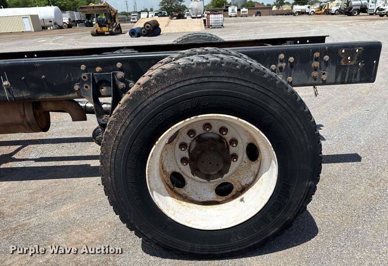 image for item EJ4674 2004 International 4300 truck cab and chassis