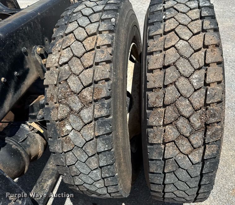 image for item EJ4674 2004 International 4300 truck cab and chassis