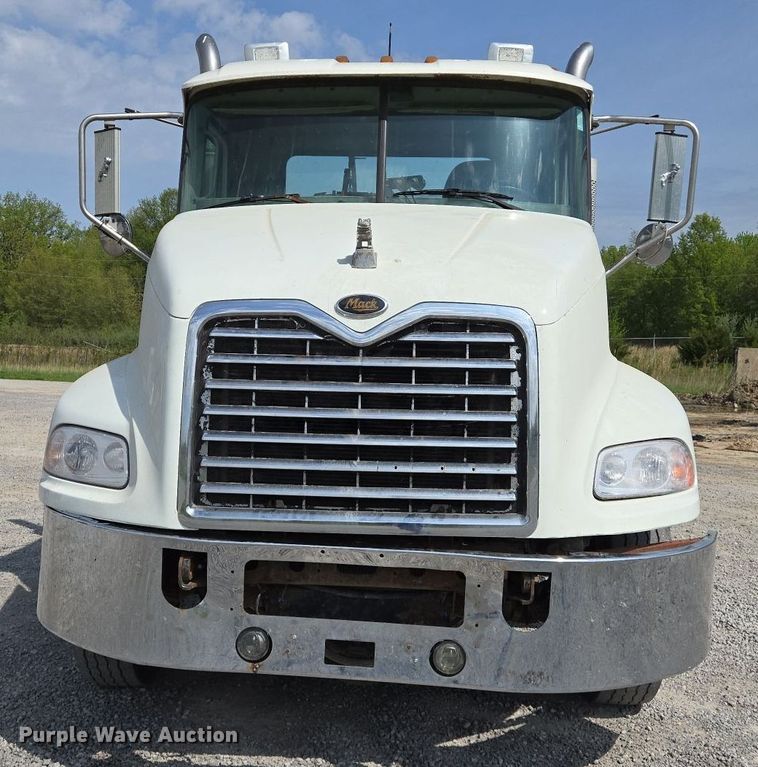 image for item EJ7513 2006 Mack CXN semi truck