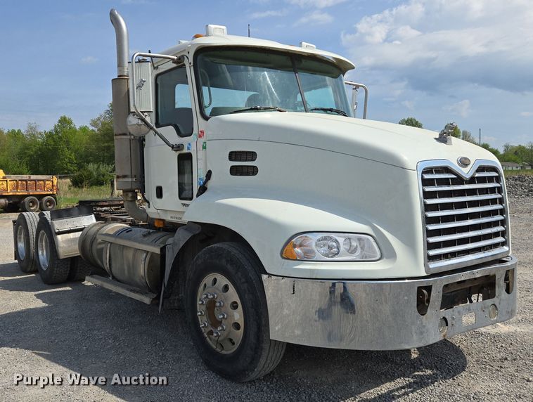 image for item EJ7513 2006 Mack CXN semi truck