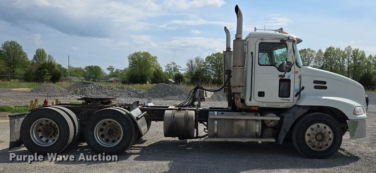 image for item EJ7513 2006 Mack CXN semi truck