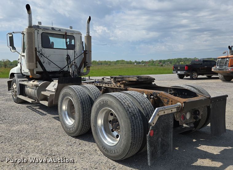 image for item EJ7513 2006 Mack CXN semi truck