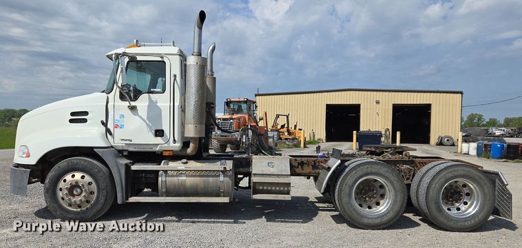 image for item EJ7513 2006 Mack CXN semi truck