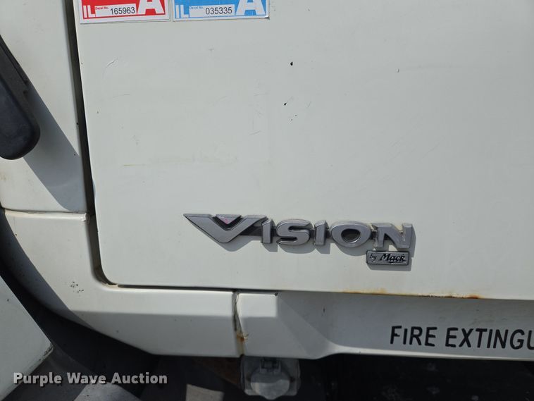 image for item EJ7513 2006 Mack CXN semi truck