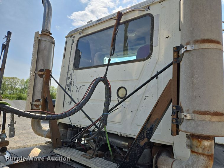 image for item EJ7513 2006 Mack CXN semi truck