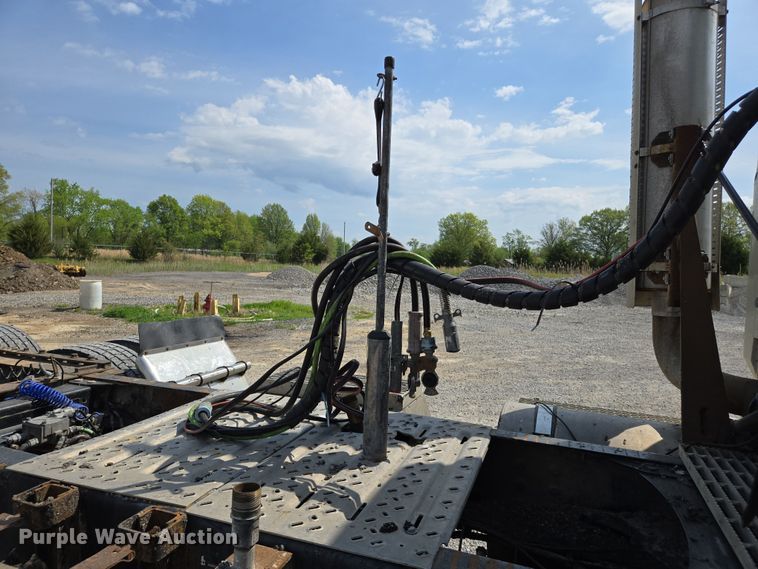 image for item EJ7513 2006 Mack CXN semi truck