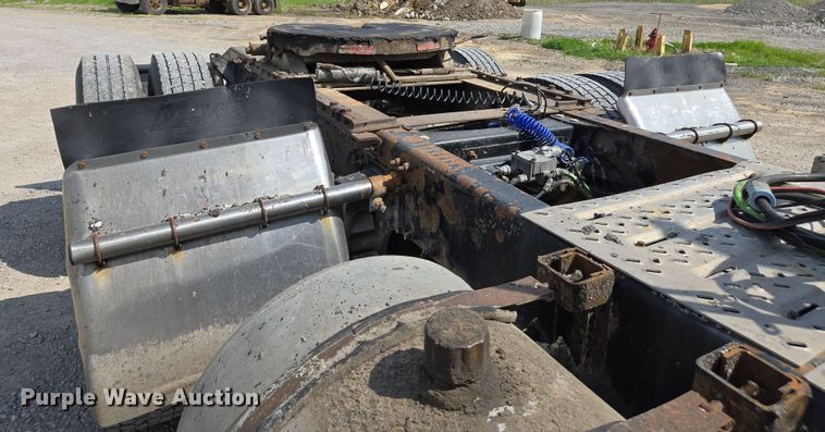 image for item EJ7513 2006 Mack CXN semi truck