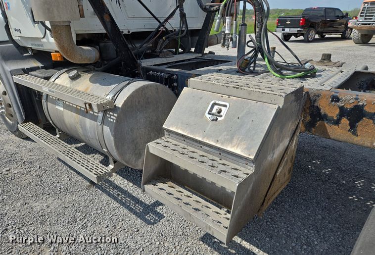 image for item EJ7513 2006 Mack CXN semi truck