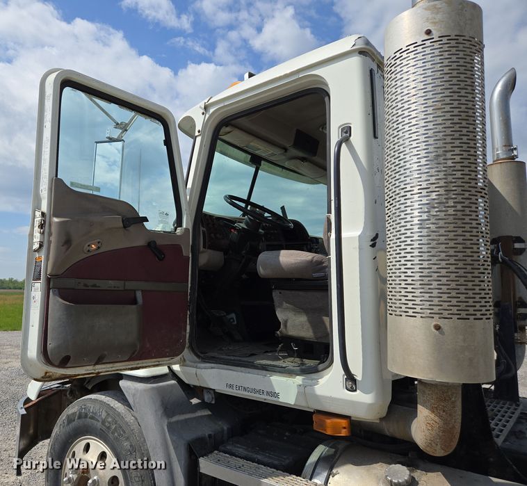 image for item EJ7513 2006 Mack CXN semi truck