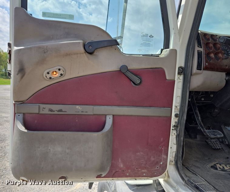 image for item EJ7513 2006 Mack CXN semi truck