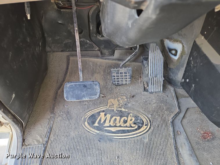 image for item EJ7513 2006 Mack CXN semi truck