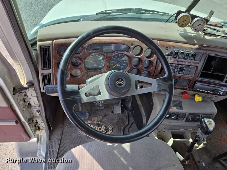 image for item EJ7513 2006 Mack CXN semi truck