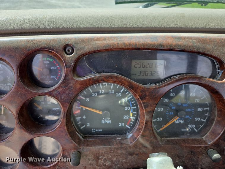 image for item EJ7513 2006 Mack CXN semi truck