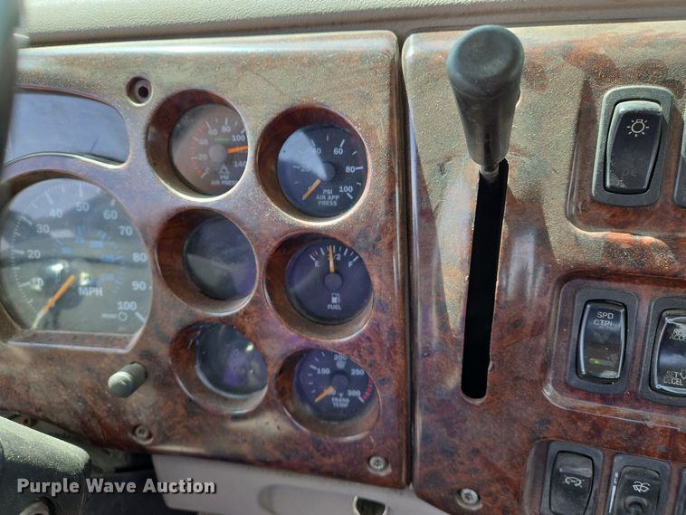 image for item EJ7513 2006 Mack CXN semi truck