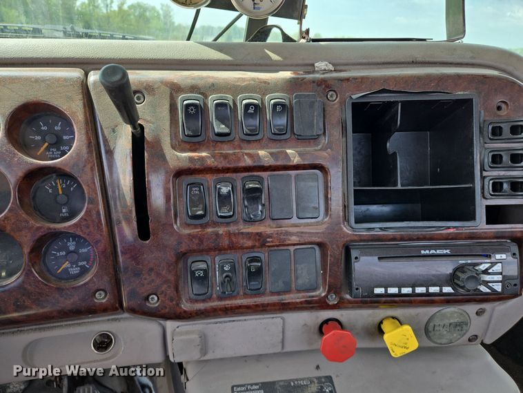 image for item EJ7513 2006 Mack CXN semi truck