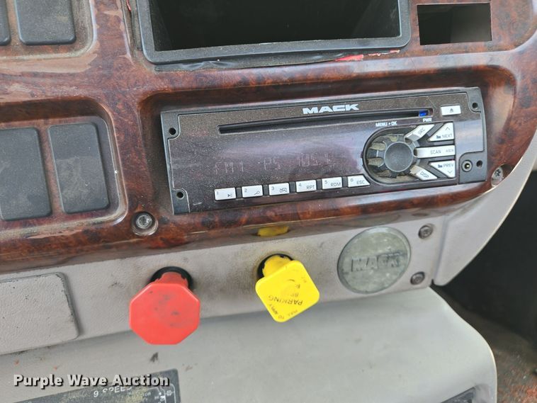 image for item EJ7513 2006 Mack CXN semi truck