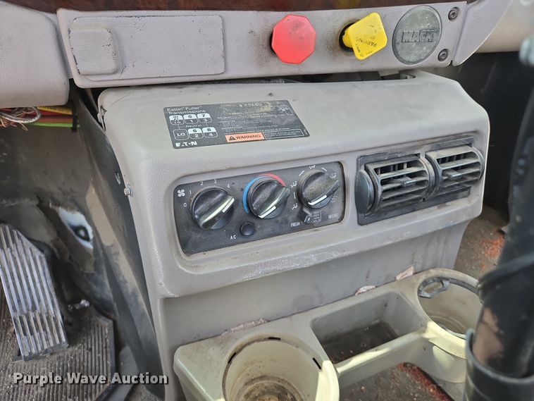 image for item EJ7513 2006 Mack CXN semi truck