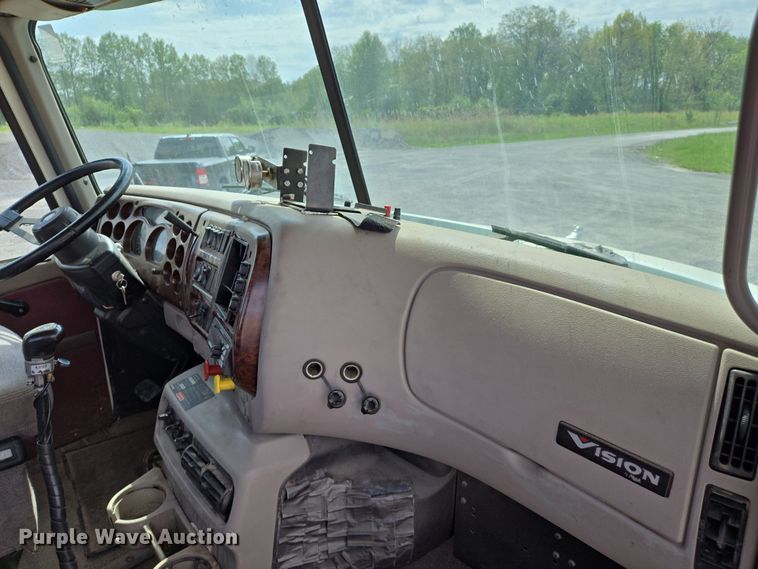 image for item EJ7513 2006 Mack CXN semi truck