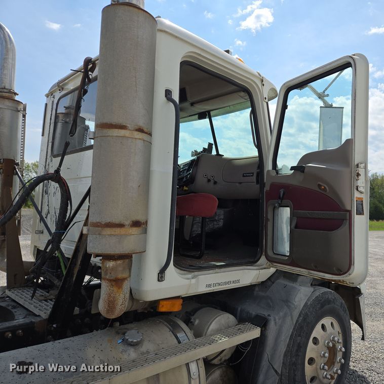 image for item EJ7513 2006 Mack CXN semi truck