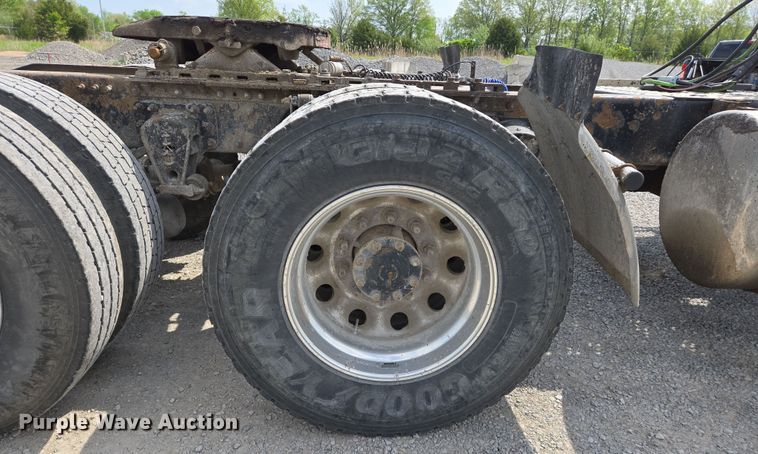 image for item EJ7513 2006 Mack CXN semi truck