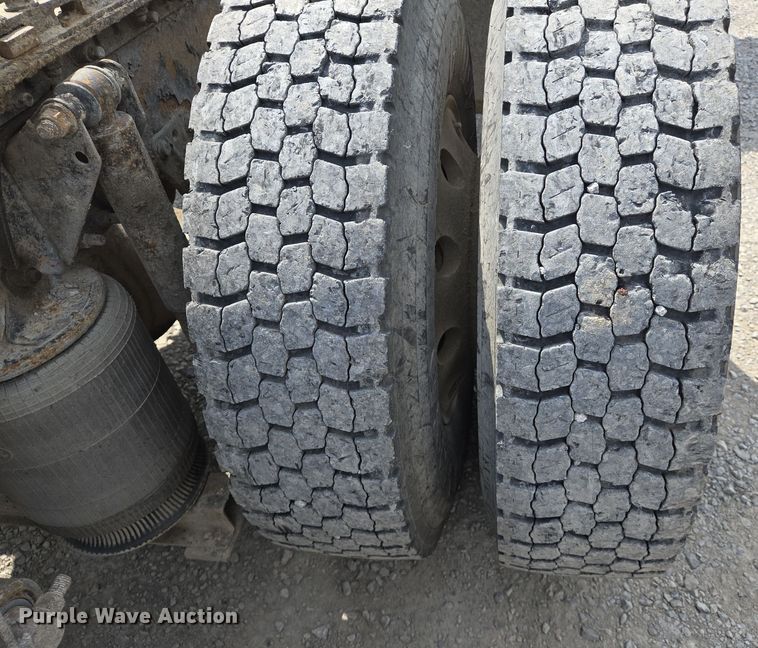 image for item EJ7513 2006 Mack CXN semi truck