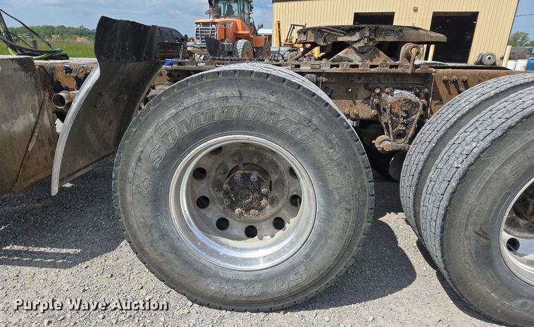 image for item EJ7513 2006 Mack CXN semi truck