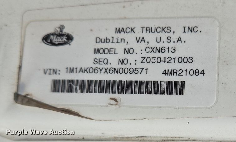 image for item EJ7513 2006 Mack CXN semi truck